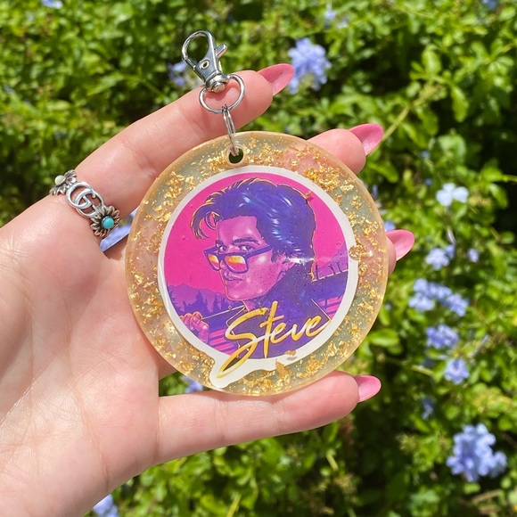 Stranger Things Purple Steve Harrington Cartoon & Gold Flakes Keychain - Picture 10 of 17